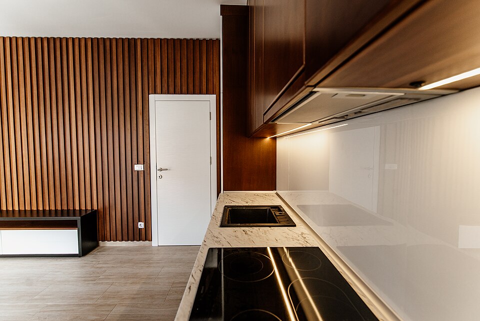 Cuisine contemporaine équipée, plan de travail et plaque de cuisson